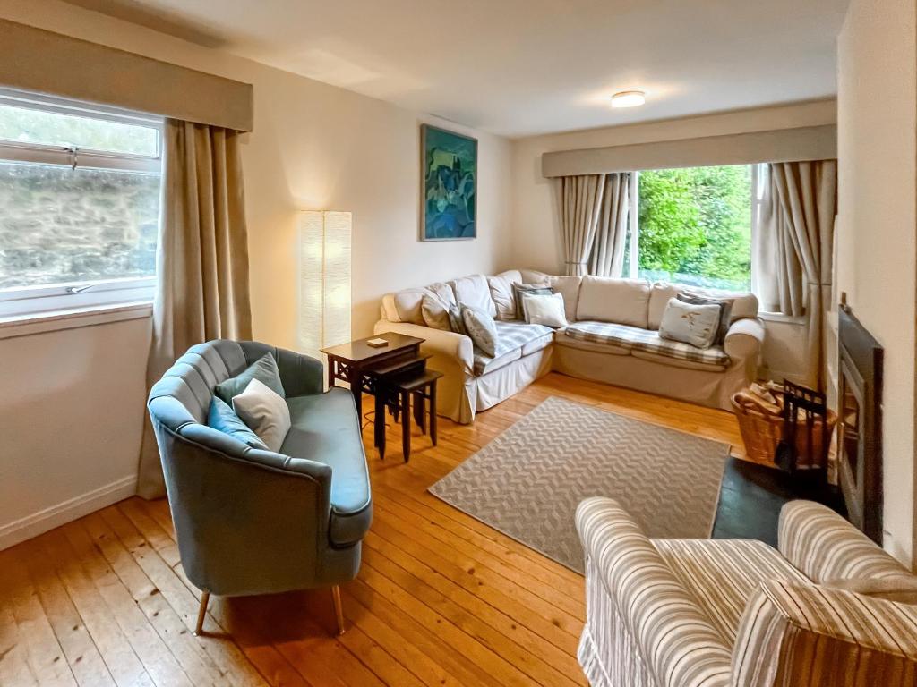 a living room with a couch and a table at Garden View Cottage - Uk50886 in Cupar