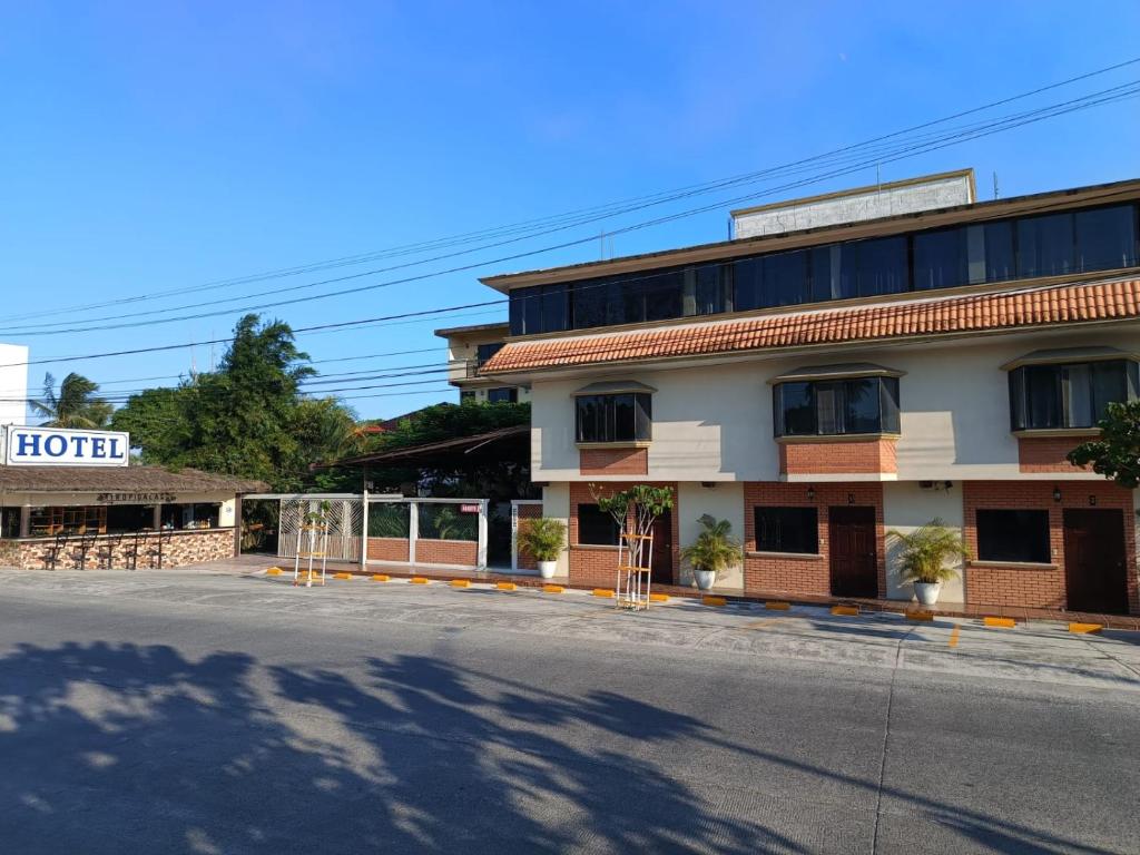 an empty street in front of a hotel at Hotel Tropigalas in Tampamachoco