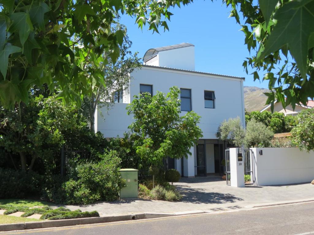 - un bâtiment blanc dans une rue arborée dans l'établissement 10 Kommandeurs Ave, Stellenbosch, à Stellenbosch