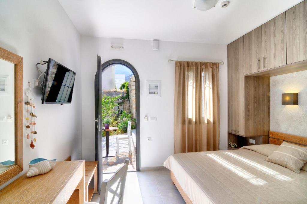 Postel nebo postele na pokoji v ubytování Myrtos Mare Suites