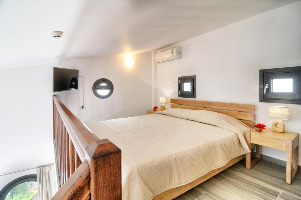 Postel nebo postele na pokoji v ubytování Myrtos Mare Suites