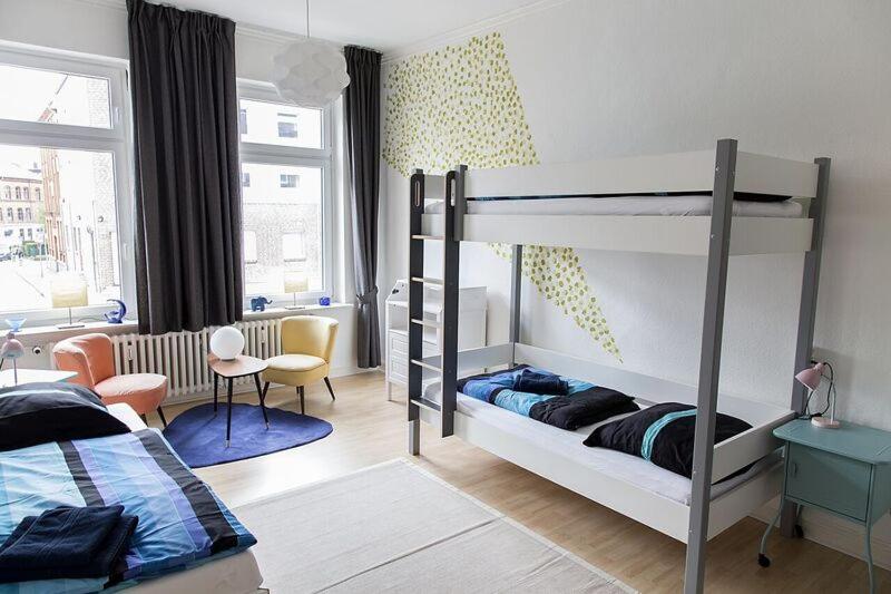 1 Schlafzimmer mit 2 Etagenbetten in einem Zimmer in der Unterkunft Stilvolle Altbauwohnung in zentraler Lage in Kiel
