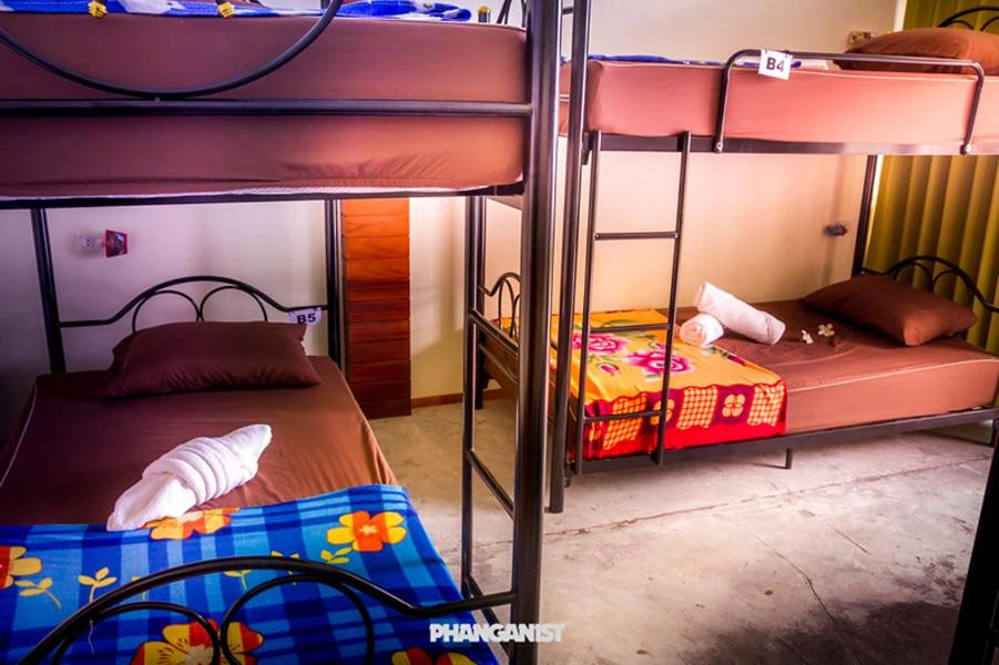 Postel nebo postele na pokoji v ubytování Infinity Beach Club Resort & Hostel Koh Phangan