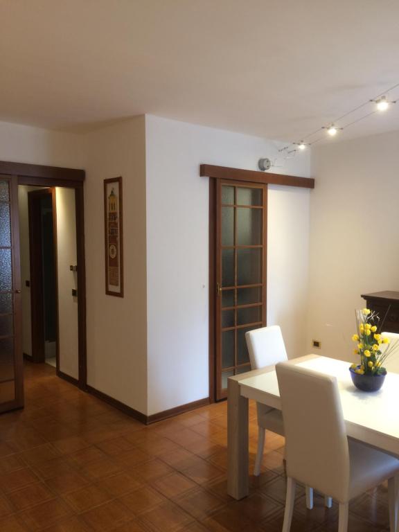 a dining room with a white table and white chairs at Casa Martini Piazza Erbe in Verona