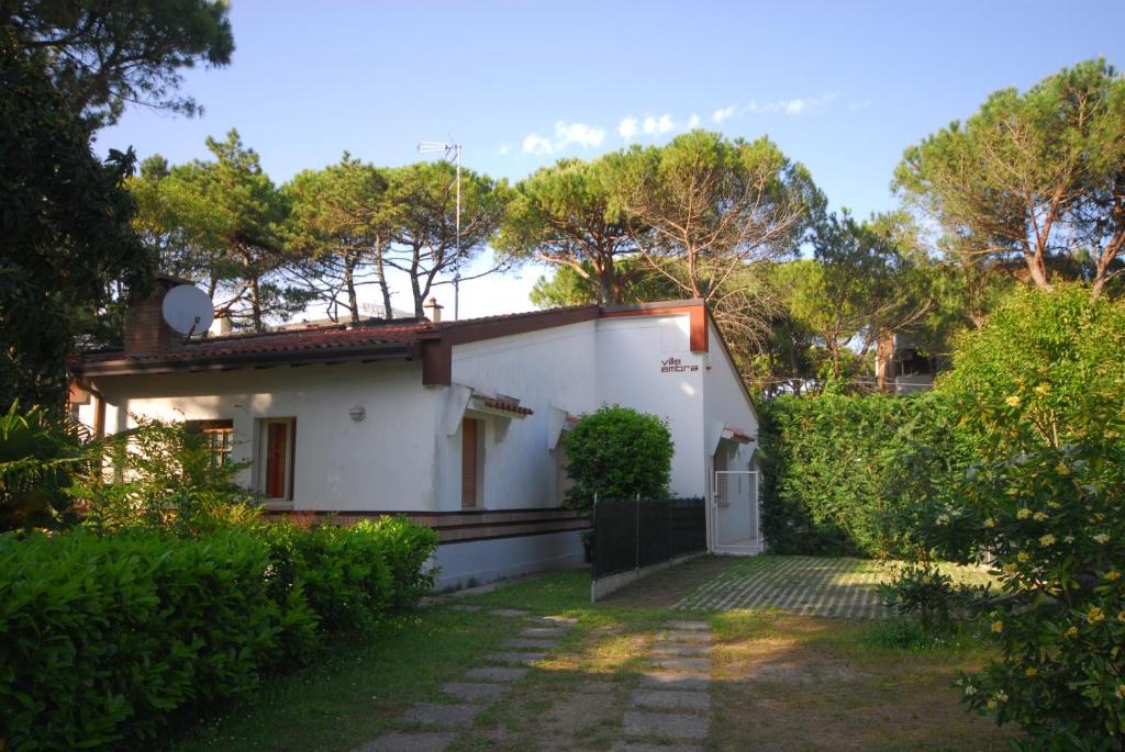 リニャーノ・サッビアドーロにあるVilletta Ambraの門と木のある白い家