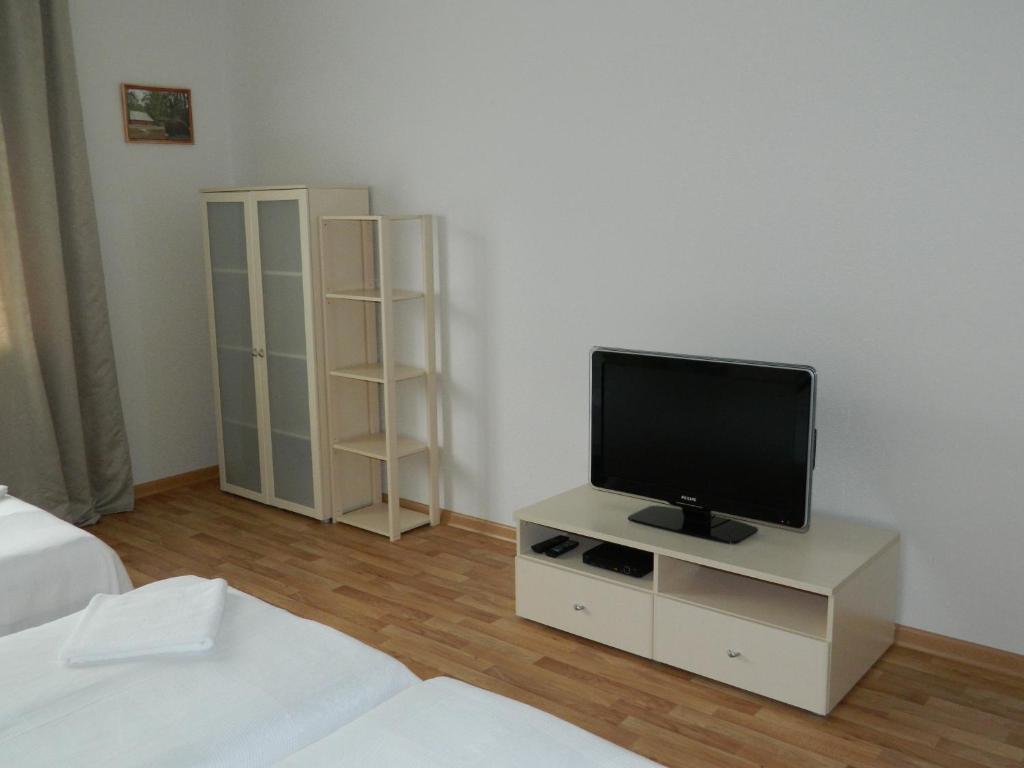 ジヴェエヴォにあるАпартаменты на Симанина 2のリビングルーム(白いキャビネットの上にテレビ付)