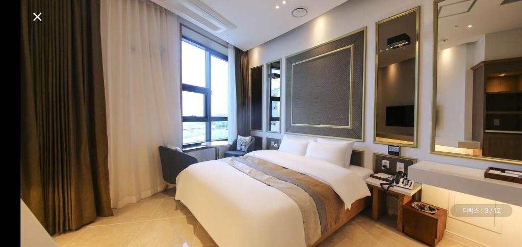 a hotel room with a bed and a large window at 호텔뷰 in Tomin-dong