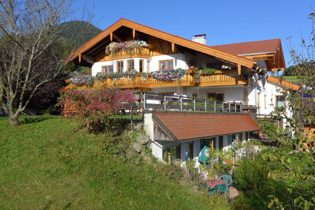 Casa con balcón en la cima de una colina en Pension Berghof, en Brannenburg