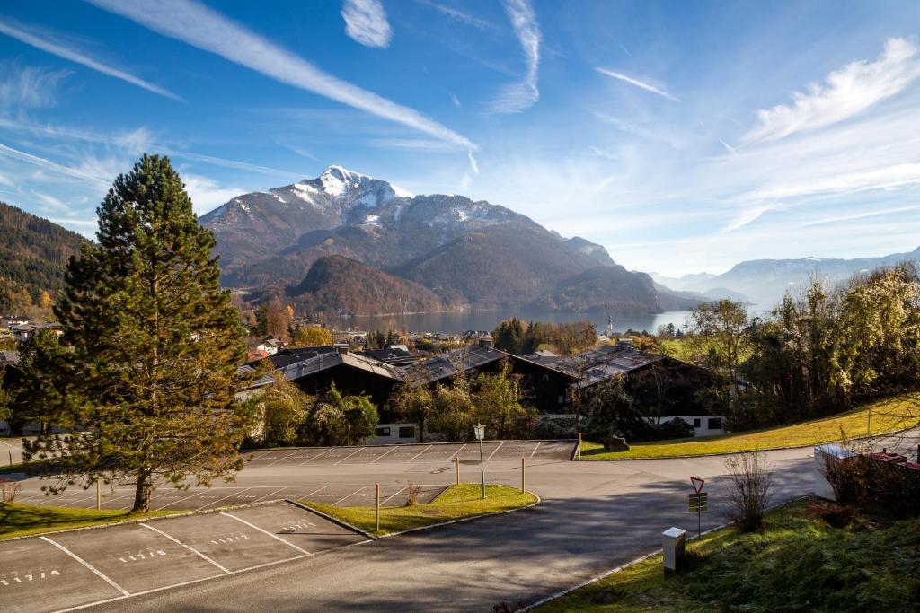 a tennis court with a mountain in the background at Panorama Apartments Wolfgangsee in Sankt Gilgen