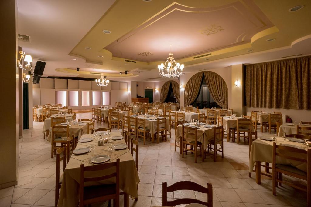 Restaurace v ubytování Faros Luxury Suites