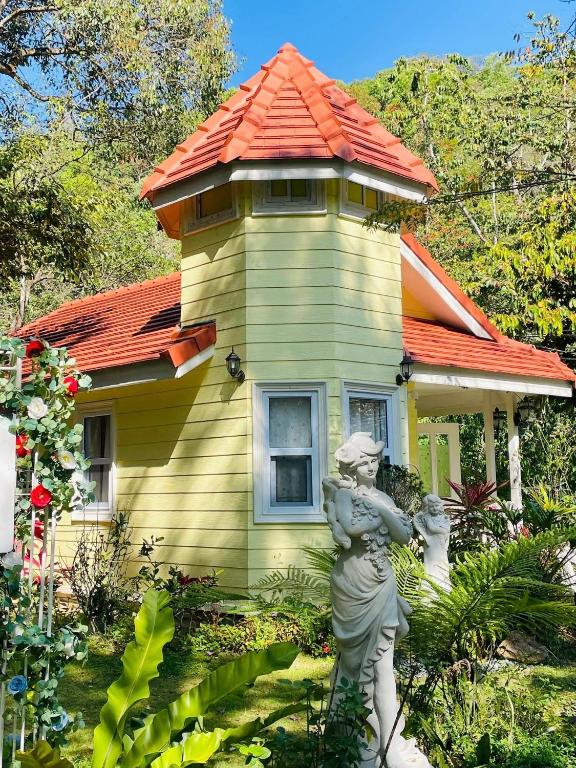 a small house with a statue in front of it at ปางสูงเฮาส์ pangsunghouse in Ban Pang Bo Hu Bon