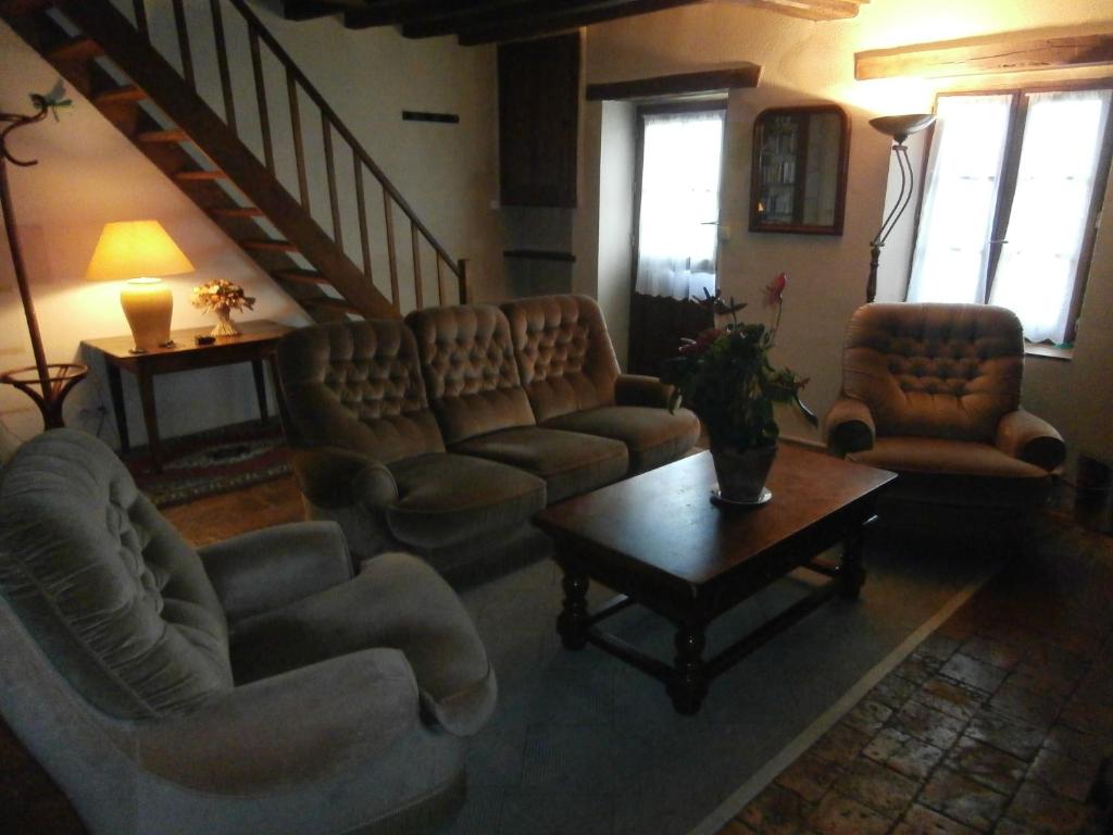 ein Wohnzimmer mit Sofas und einem Couchtisch in der Unterkunft La Gentilliere in Brunelles