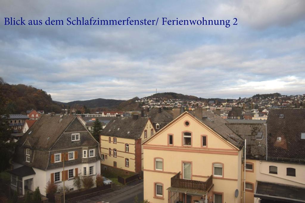 Blick auf eine Stadt mit Häusern und Gebäuden in der Unterkunft Ferienwohnung Janssen Herborn in Herborn