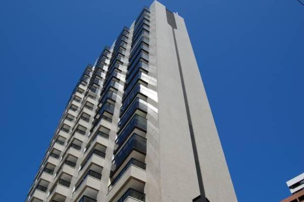 a tall building with a blue sky in the background at Via Venneto Flat in Fortaleza