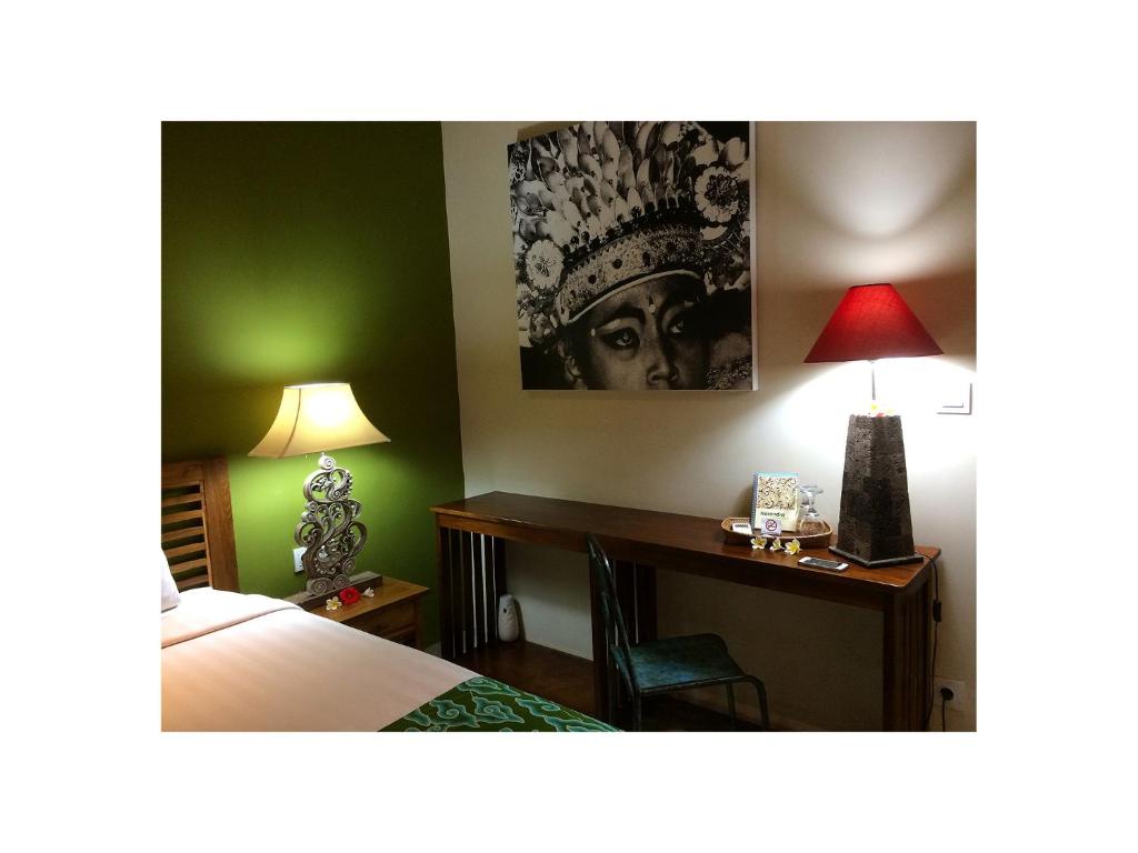 Postel nebo postele na pokoji v ubytování Narendra Guest House