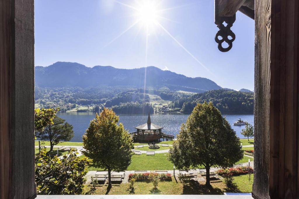 a view of a lake from a window at Haus Grundlseeblick in Bräuhof