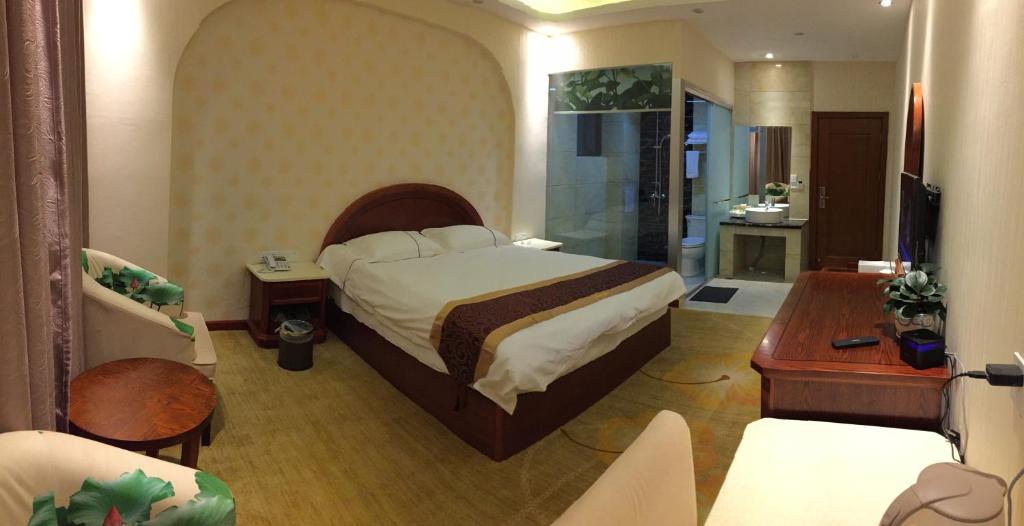 Postel nebo postele na pokoji v ubytování Bai Nian Sheng Shi Hotel