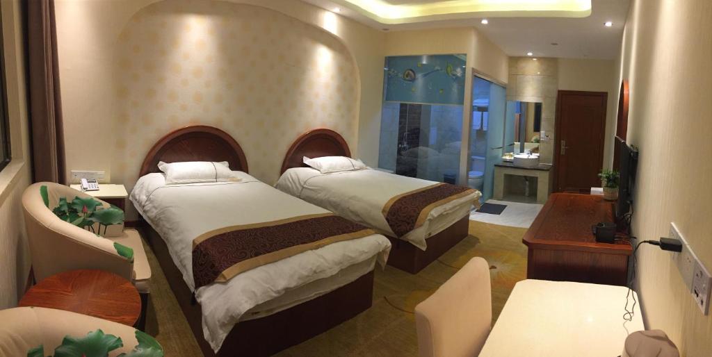 Postel nebo postele na pokoji v ubytování Bai Nian Sheng Shi Hotel