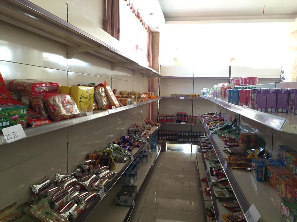 Supermarket nebo jiné obchody v  hotelu nebo okolí