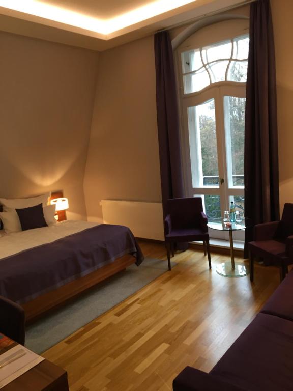 Ein Bett oder Betten in einem Zimmer der Unterkunft Hotel Schloss Rabenstein
