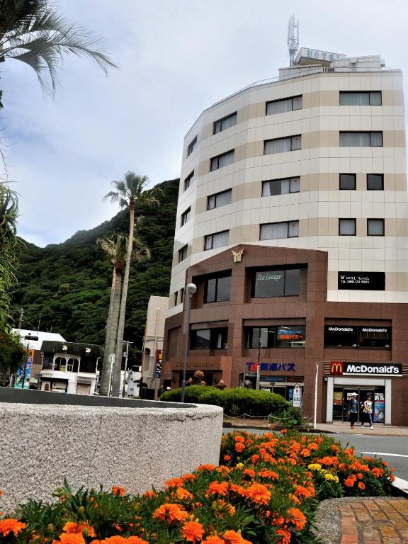 a building with a bunch of flowers in front of it at ホテルマルセイユ in Shimoda