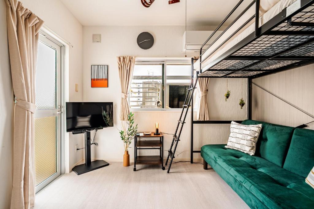5 min walk to Kokusai St Artsy room with 2 beds