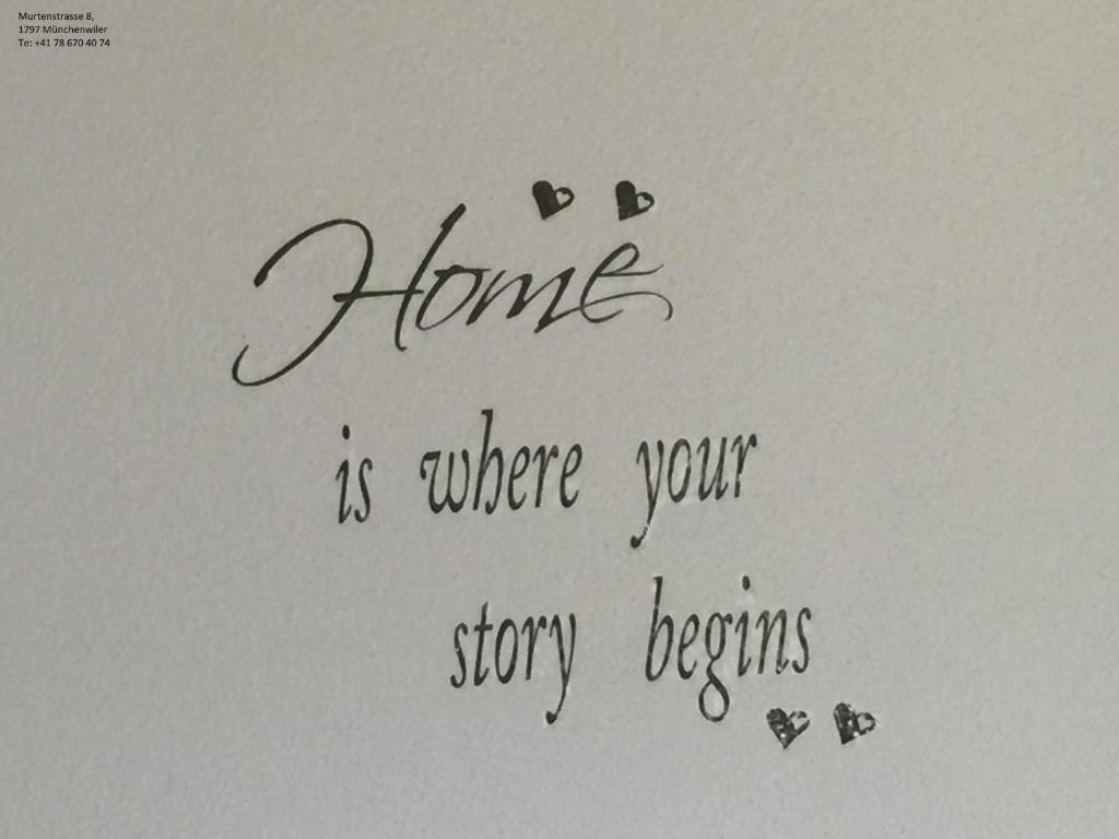 Un foglio bianco con una lettera con le parole "casa" è dove inizia la tua storia. di Bed & Breakfast Region Murtensee a Münchenwiler