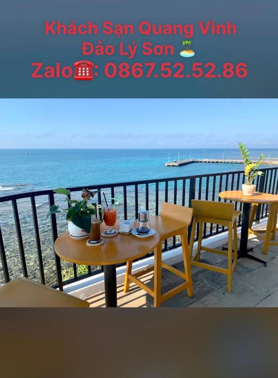 a table and chairs on a balcony overlooking the ocean at Khách Sạn View Biển - Homestay Sân Vườn - QUANG VINH Đảo Lý Sơn -Vị Trí Trung Tâm Đảo - Cạnh Bến cảng và Quảng trường in Ly Son