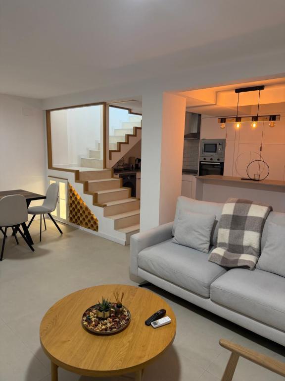 a living room with a couch and a table at Jupiter 4 dormitorios 300 depósito in Alcorcón