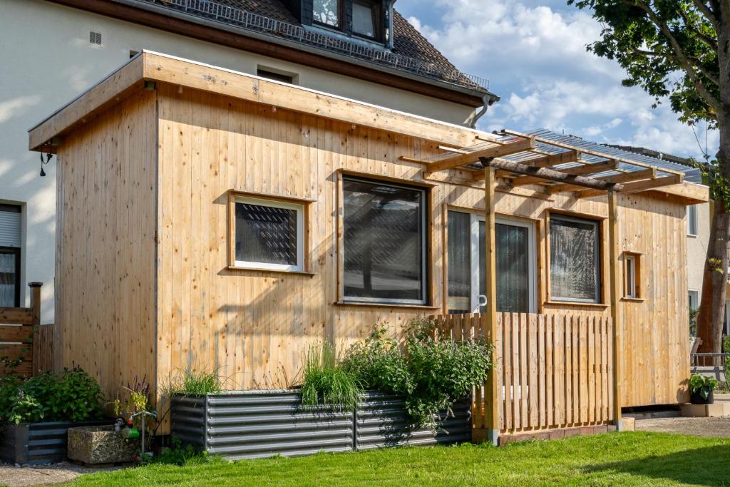 a wooden house with an awning on a yard at Modernes Tiny Haus in Berlin Spandau in Berlin