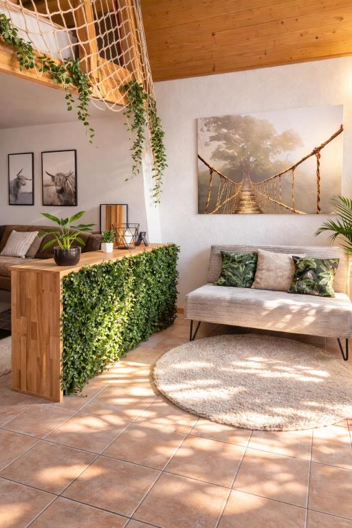 ein Wohnzimmer mit Sofa und Tisch in der Unterkunft Feldberg Suite mit Balkon in Todtmoos