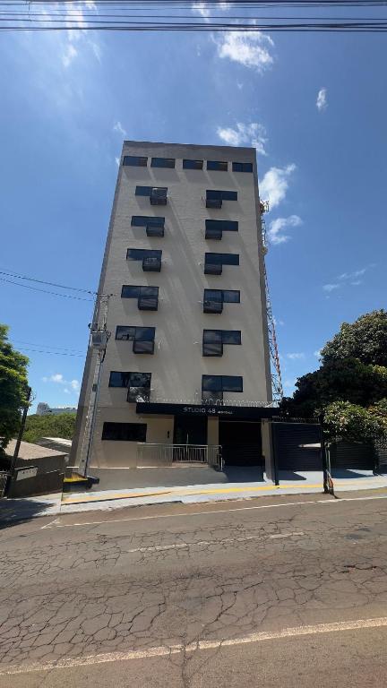 a tall building with windows on the side of it at Studio 48 - Lindo apto Studio no centro de Foz in Foz do Iguaçu