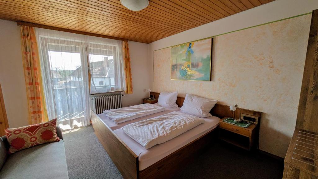 Gasthof zur Post - Double Room With Balcony (2 Adults + 1 Child)