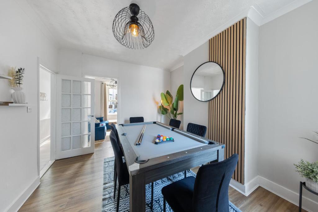a room with a ping pong table and a mirror at 3Bd Cosy Home-Wifi-Pool Table- Gilly Hideaway in Gillingham