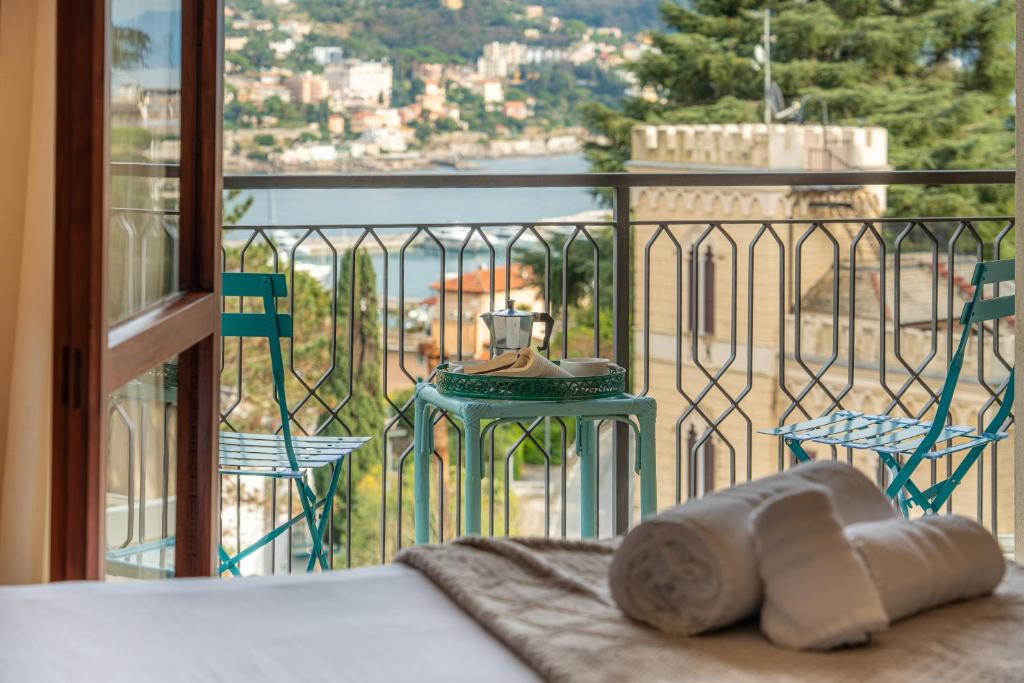a balcony with a bed and a table and chairs at Villa Chichizola in Rapallo