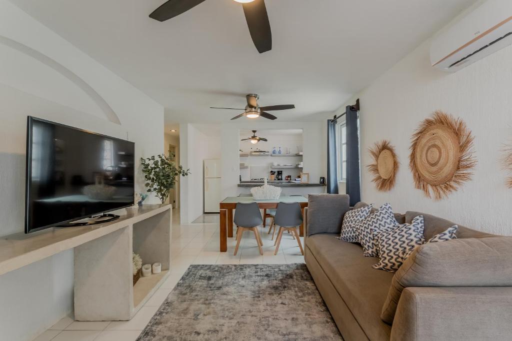 a living room with a couch and a dining room at CASA EN EL CENTRO & CORAZON DE CANCUN in Cancún