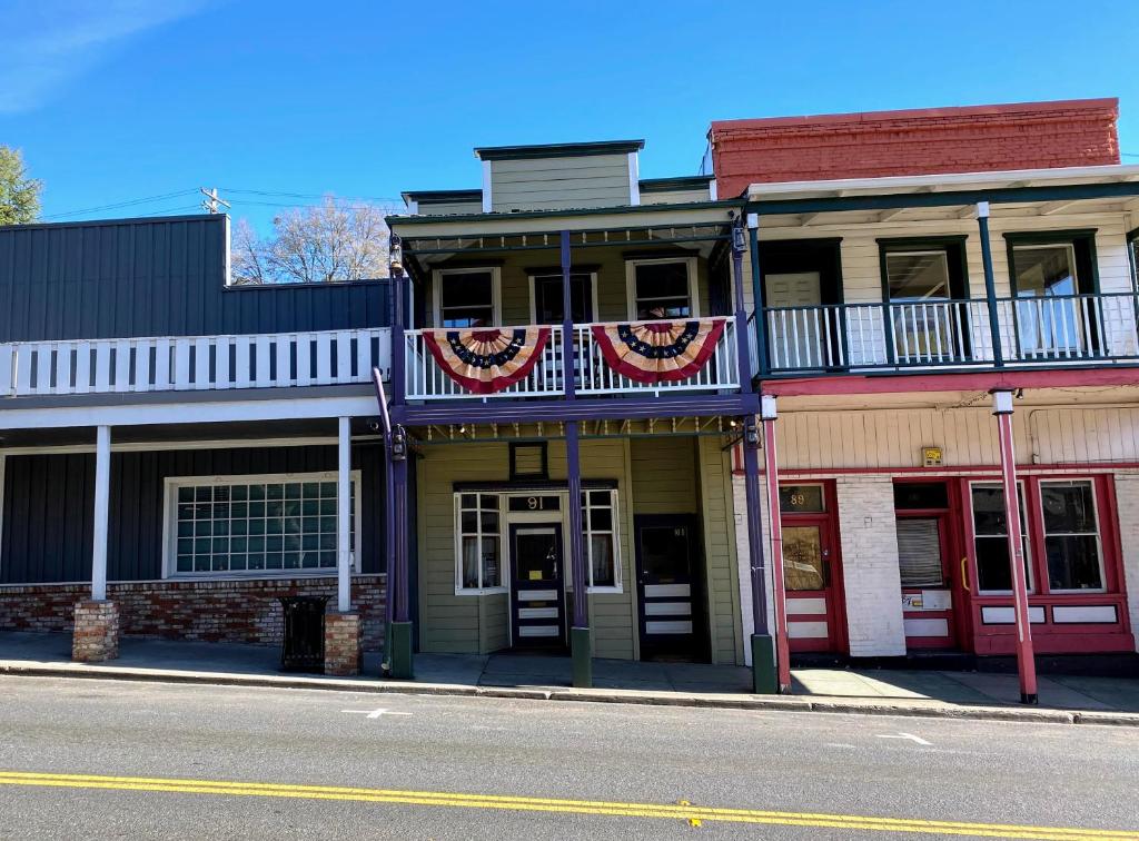a building on a street with american flags on it at Historic Washington St Balcony in Sonora