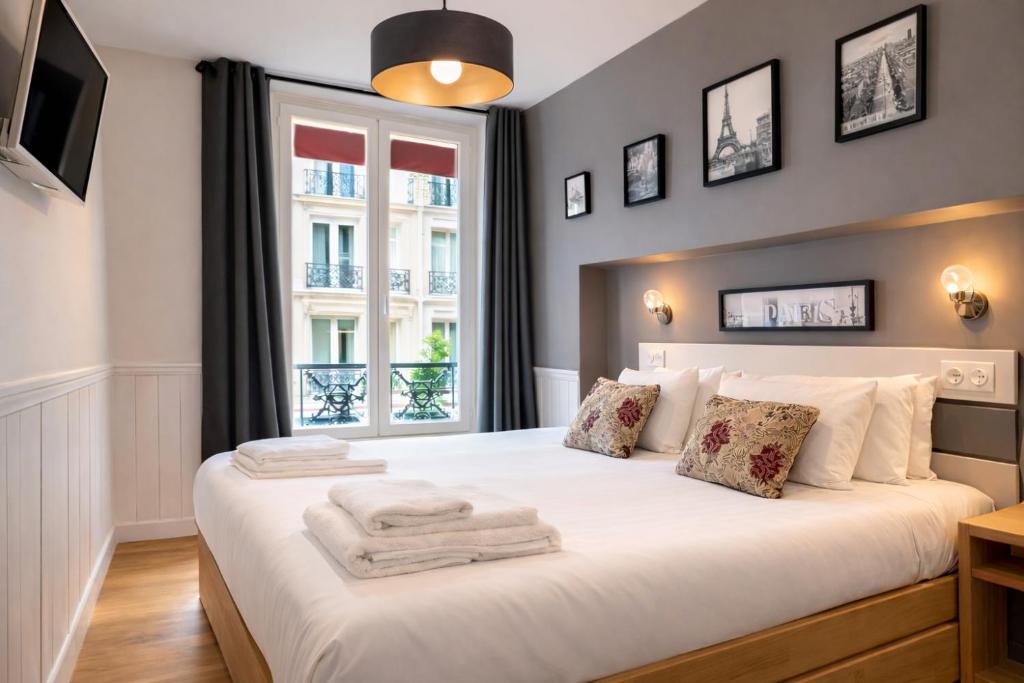 Llit o llits en una habitació de Hôtel Apollo Opéra