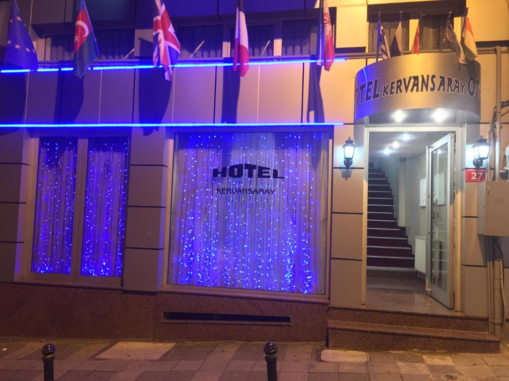 ein Gebäude mit lila Lichtern an der Vorderseite in der Unterkunft Kadikoy Kervansaray Hotel in Istanbul