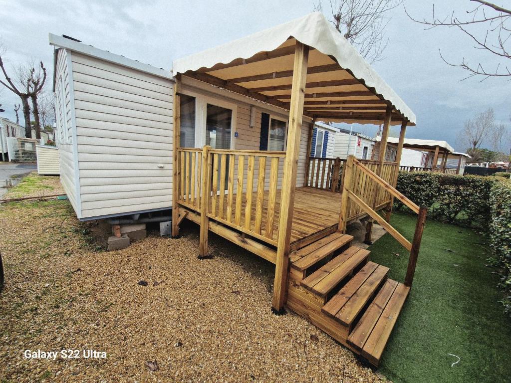 a small house with a porch and a gazebo at Valras Jasmin 68 in Sérignan