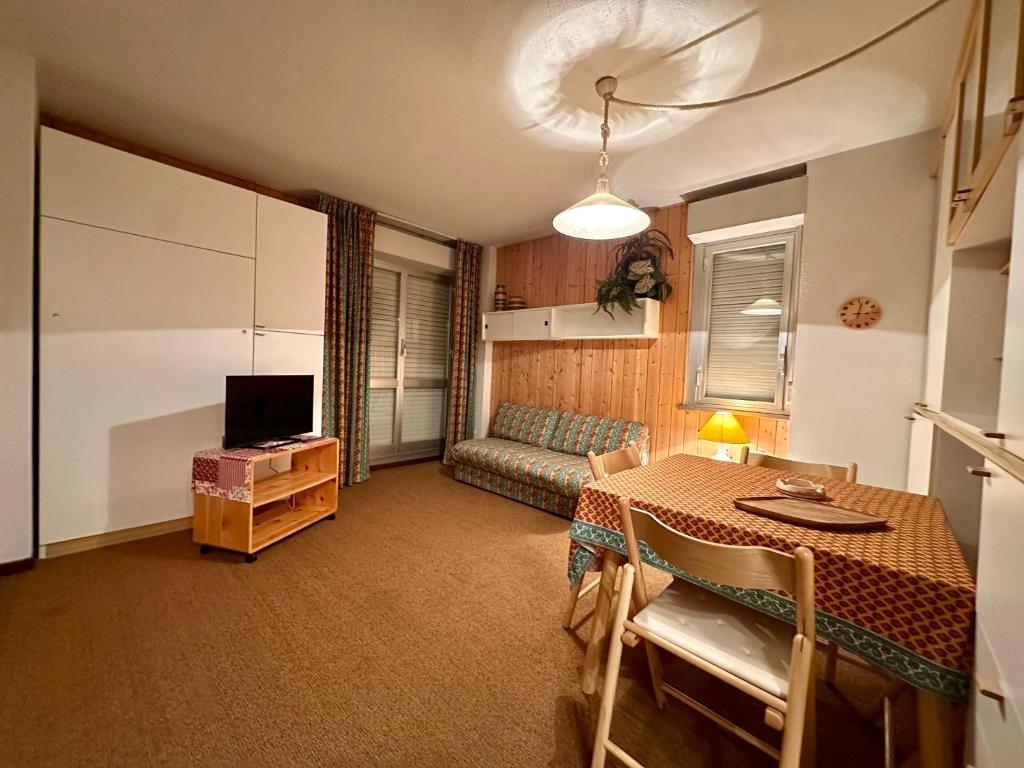 a living room with a table and a couch at Il rifugio di Pietro in Sella della Turra