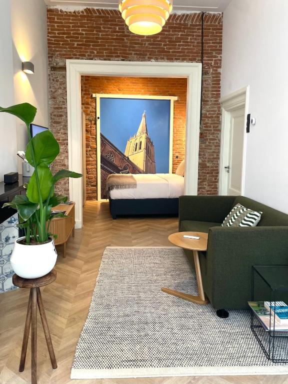 a living room with a couch and a bed at Bij de Kerk in Doesburg