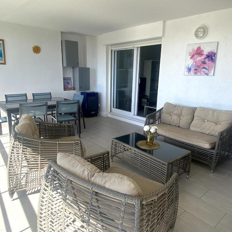 Joli T2 tout confort, piscine, superbe terrasse à 300m de la plage