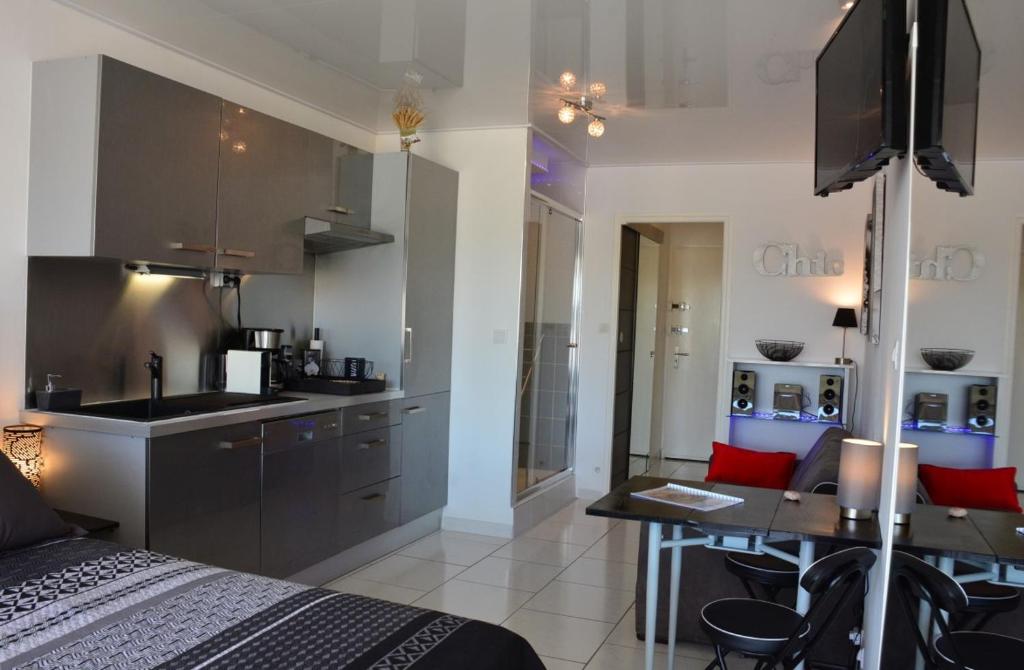 Héliopolis studio de charme naturiste avec terrasse et parking privé