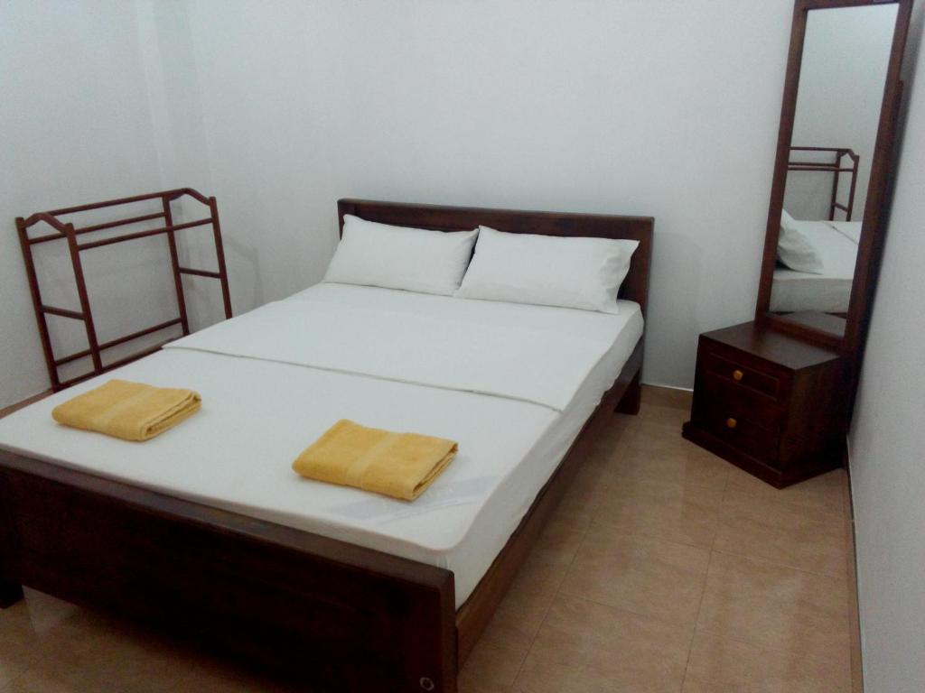 Postel nebo postele na pokoji v ubytování Diyawara Home Stay