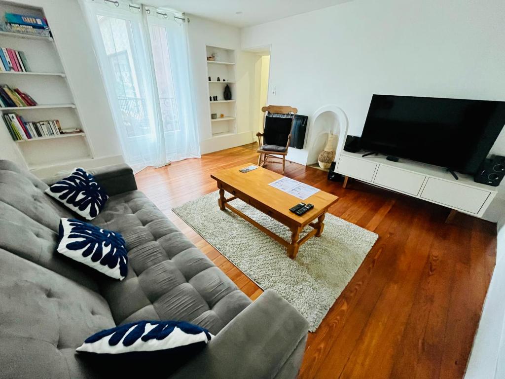 a living room with a couch and a coffee table at Bel appartement Voiron centre in Voiron