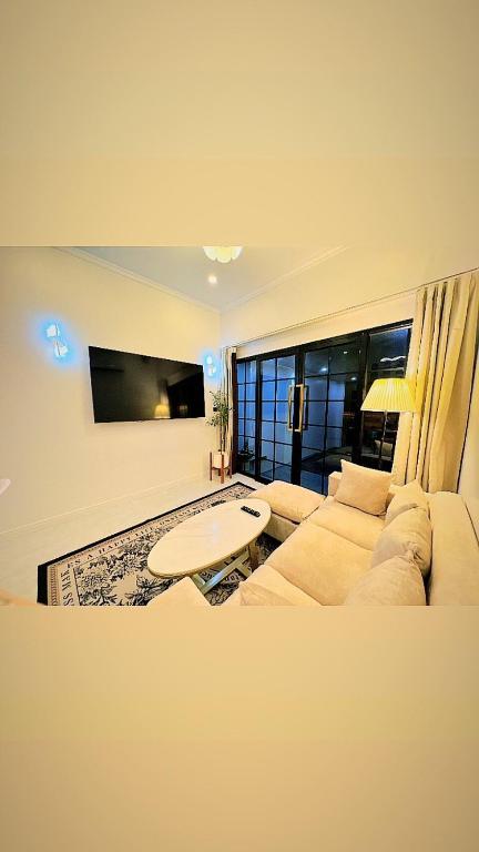 a living room with a couch and a table at pp villa phatthalung in Phatthalung
