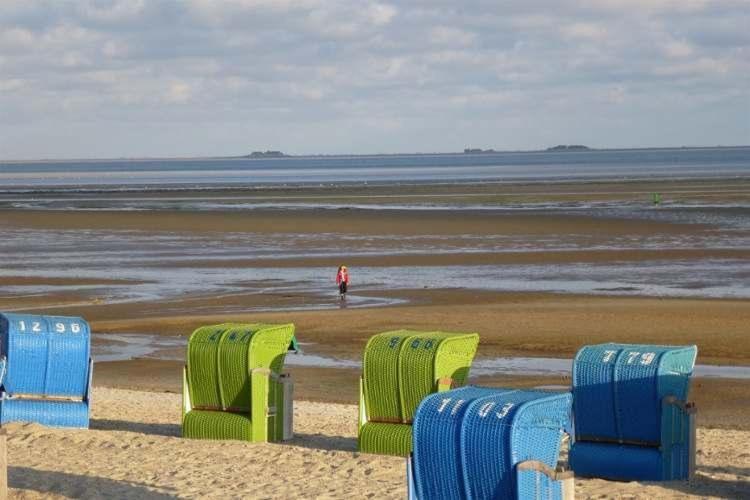 a row of beach chairs on the beach at Oland Whg 3 Bi de Meere in Wyk auf Föhr