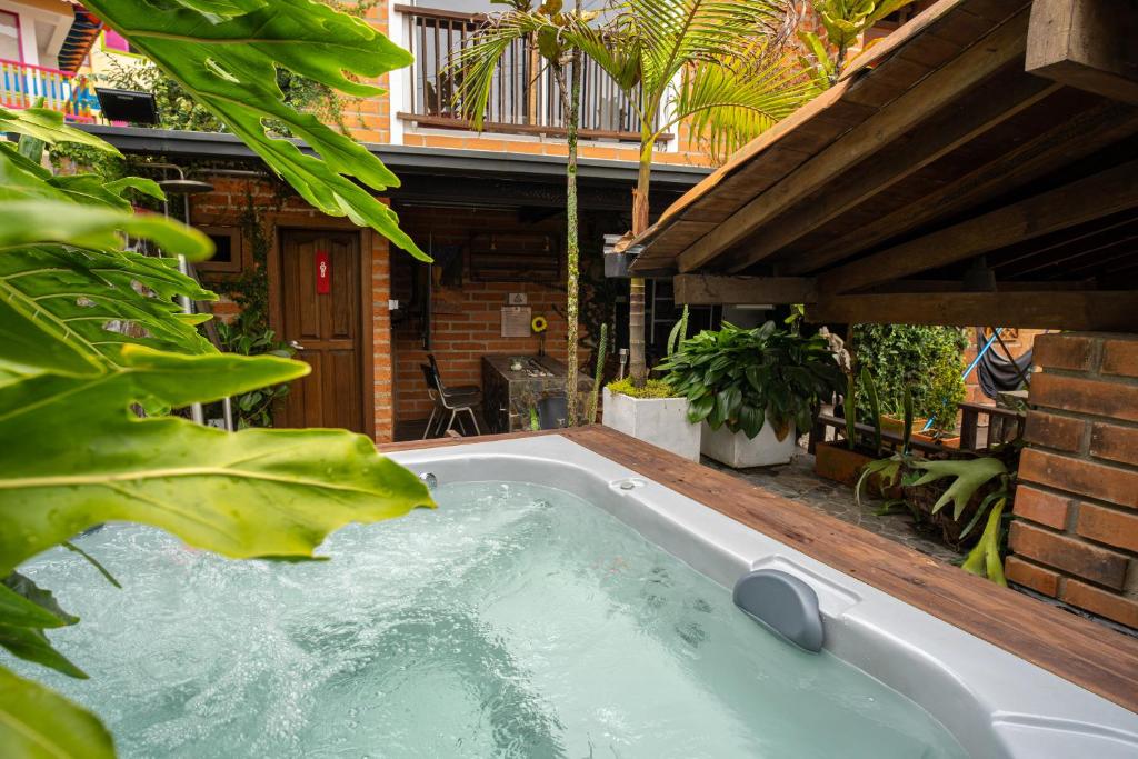 a jacuzzi tub in the backyard of a house at Hotel Spa Bliss Guatape in Guatapé