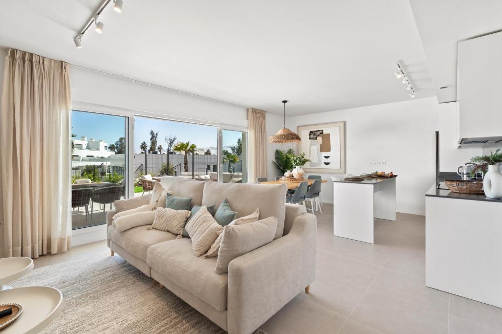 Luxury Sunny Apt in Acqua Gardens with Terrace